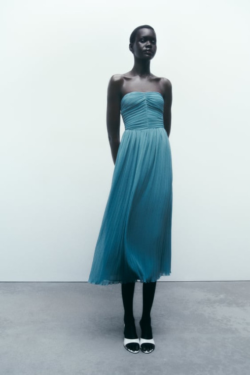 Plisowana sukienka średniej długości (79,90 zł)
