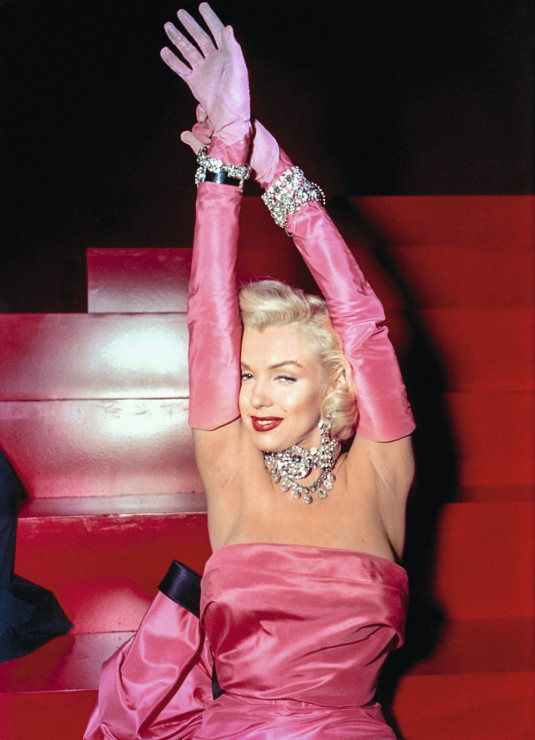 Różową suknię Marilyn Monroe,  w której wystąpiła  w filmie „Mężczyźni wolą blondynki”,  zreinterpretował  w tym sezonie Jacquemus,  a w 2021  Moschino.
