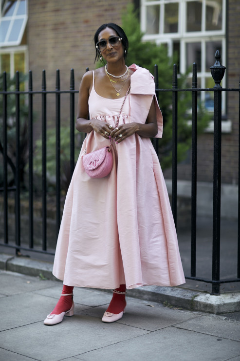 Różowa sukienka na wiosnę 2024 - jakie buty do sukienki ?