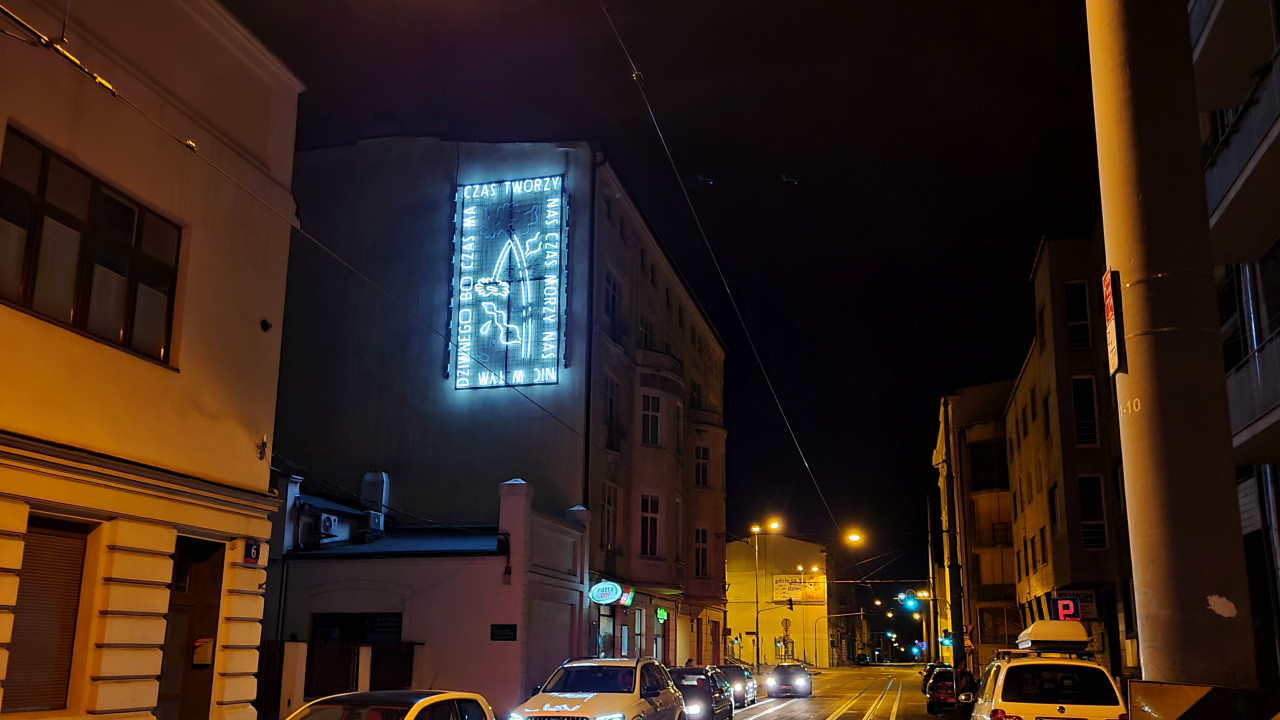 "Twórczość czasu", neon na Żwirki 8 w Łodzi