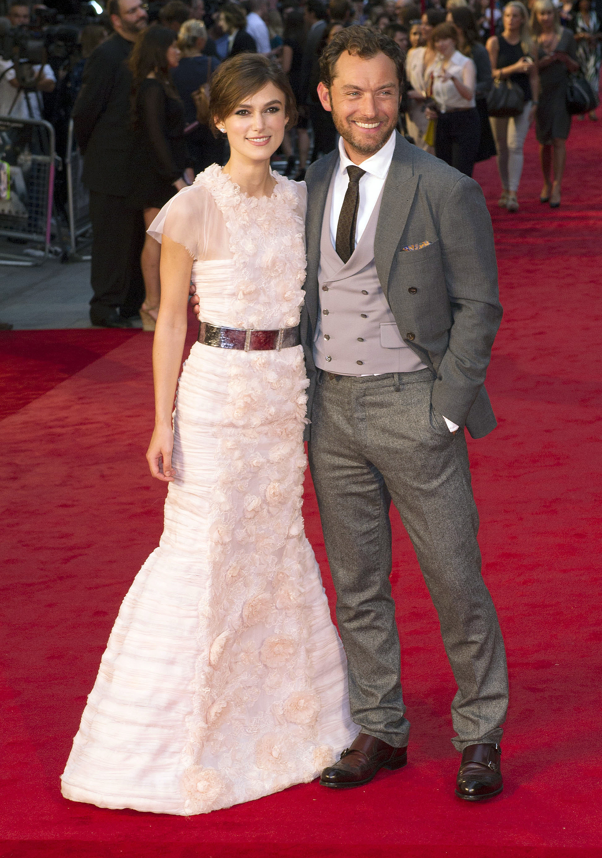 Keira Knightley (w sukni Chanel Couture) i Jude Law na premierze filmu "Anna Karenina" (fot. Bulls)