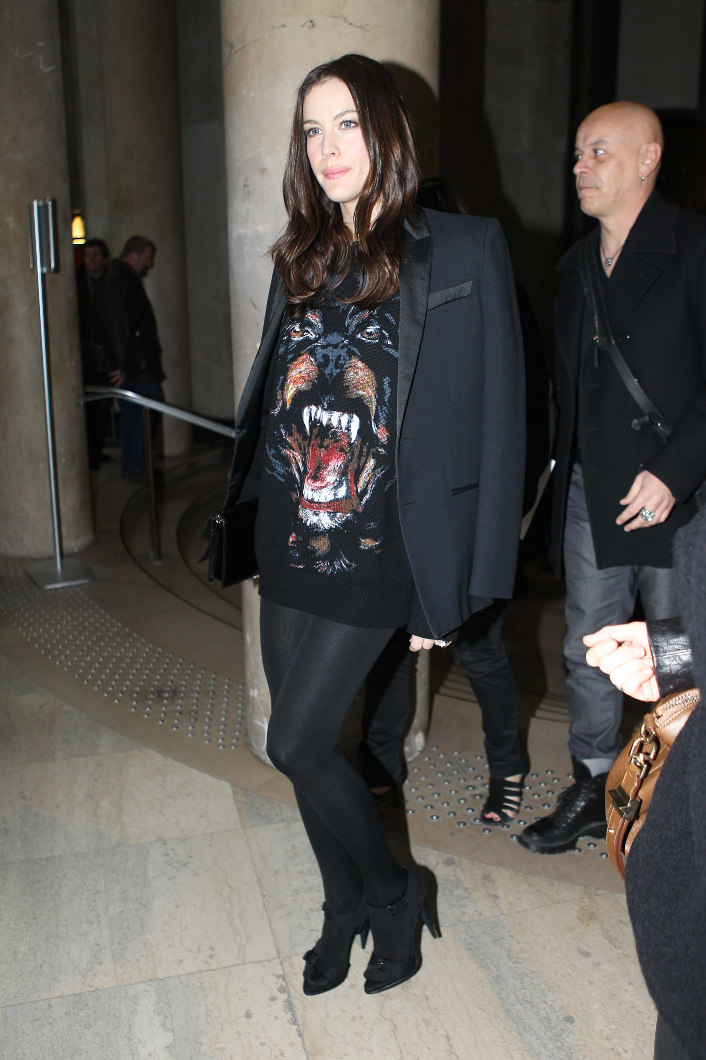 Liv Tyler w bluzie Givenchy (fot. Bulls)
