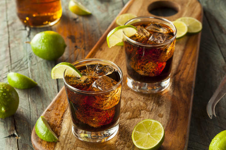 Proste Drinki Z Wodka I Sokami Drinki z rumem - przepisy ze spritem i sokiem pomarańczowym. Najciekawsze propozycje na proste