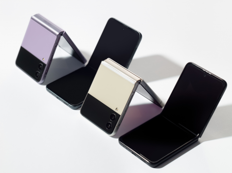 Kompaktowy smartfon Samsung Galaxy Z Flip3 5G zachwyci swoim designem każdego miłośnika technologii.