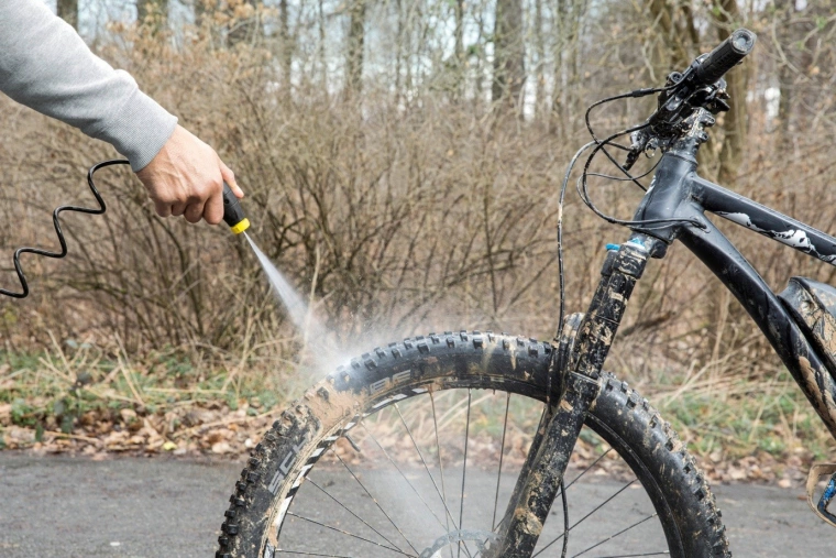 Terenowa myjka ciśnieniowa pozwoli szybko przemyć rower i kontynuować wycieczkę